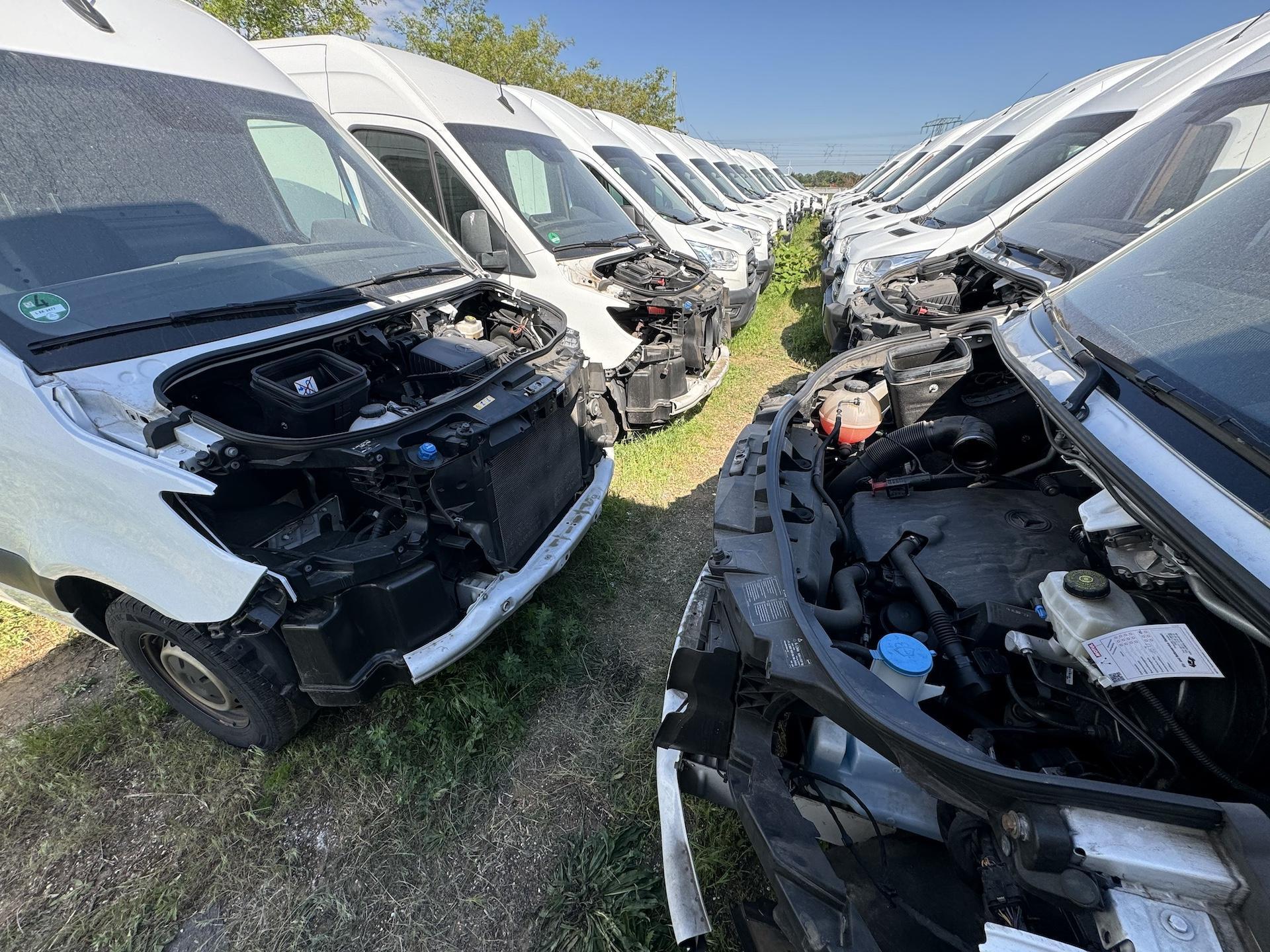 Vier der ausgeschlachteten Transporter (Foto: Daniel Große)