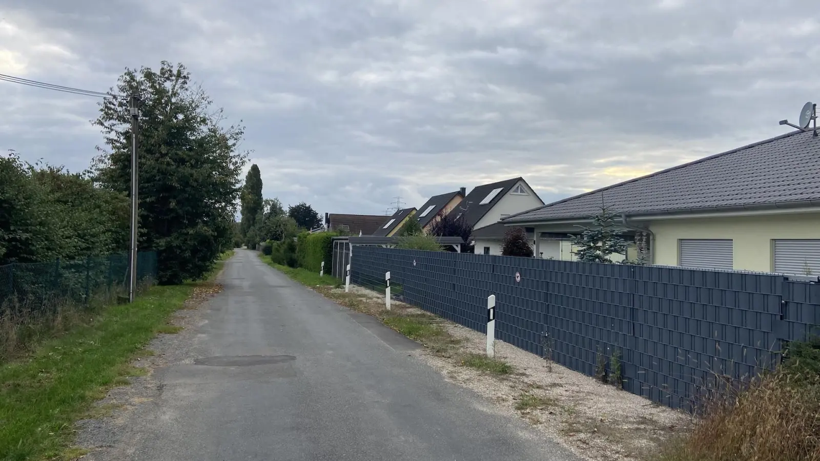 Der Anfang der eventuell künftigen Fahrradstraße an der Sommerfelder Straße in Richtung Gärtnerweg. (Foto: taucha-kompakt.de)
