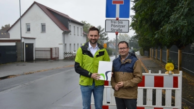 Jens Kabisch übergibt den Fördermittelbescheid an Bürgermeister Tobias Meier. (Foto: taucha-kompakt.de)