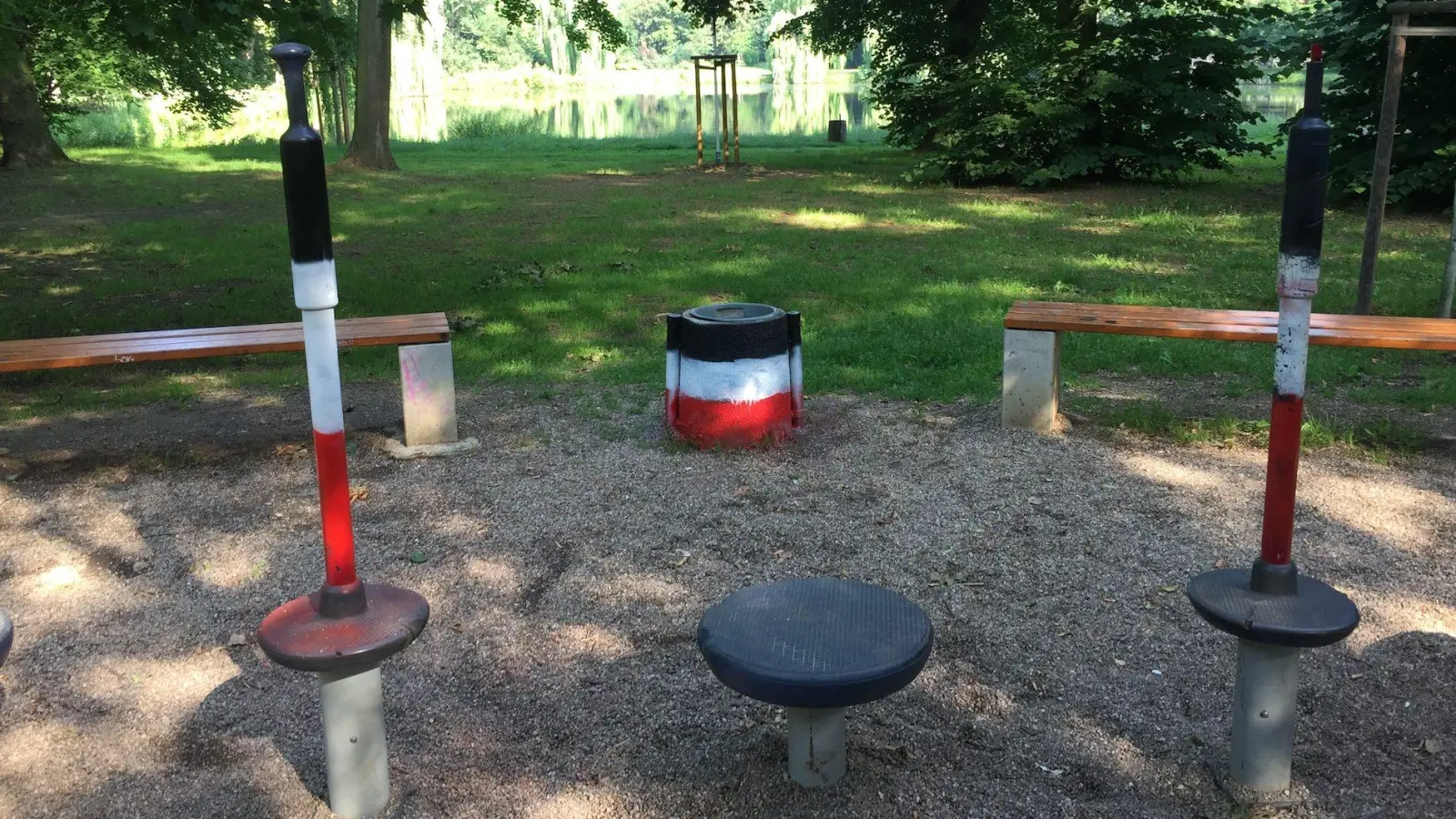 Öffentliche Anlagen im Park mit Farben der Reichsflagge beschmiert (Foto: taucha-kompakt.de)