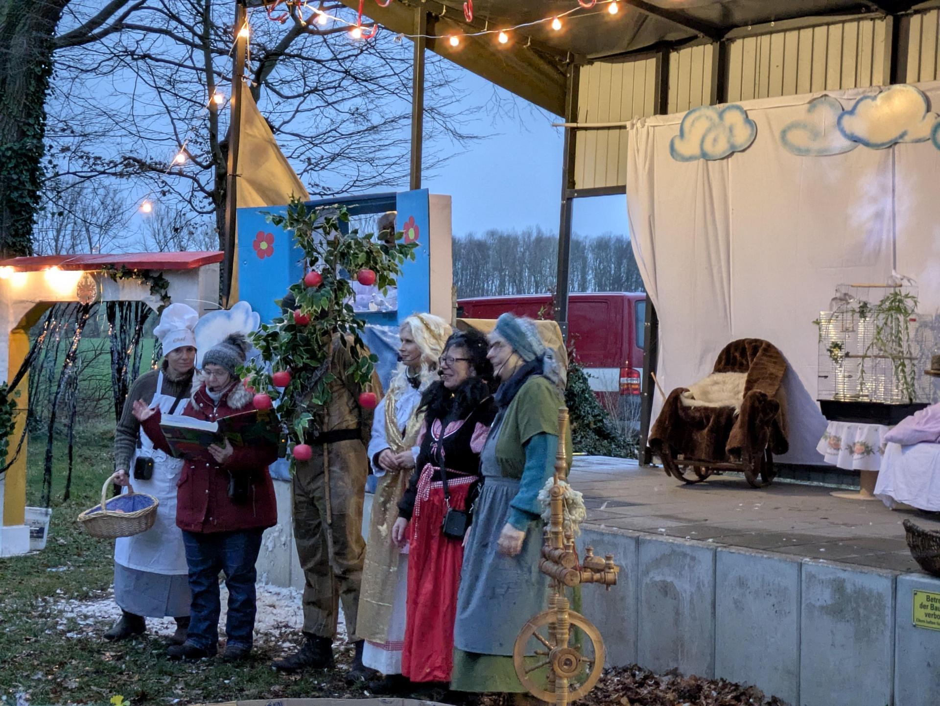 Das Weihnachtsmärchen ist jedes Jahr ein Höhepunkt auf dem Merkwitzer Weihnachtsmarkt. (Foto: Henry Ottilie)