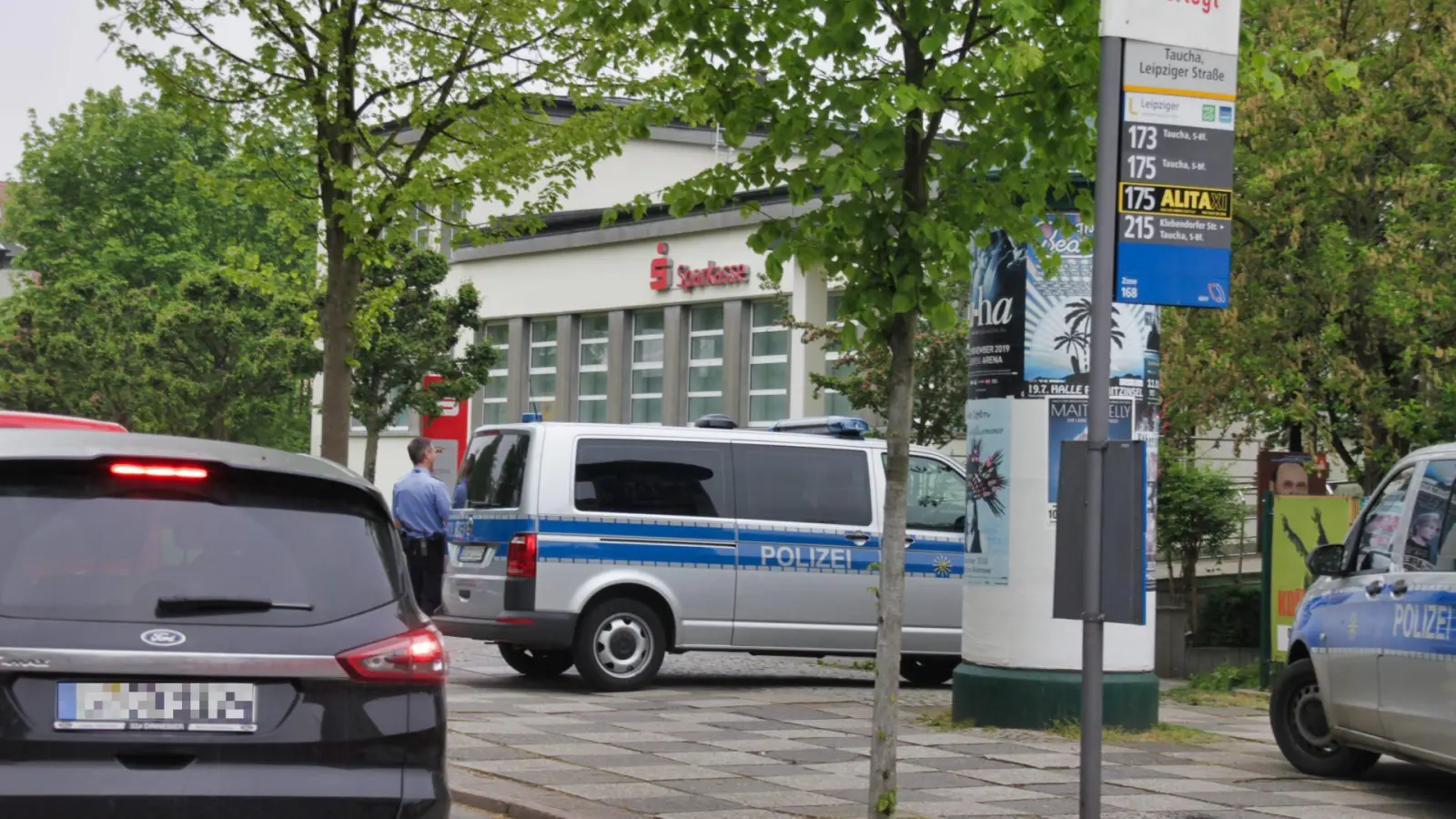 Morgendlicher Polizeieinsatz an der Sparkasse Taucha (Foto: taucha-kompakt.de)