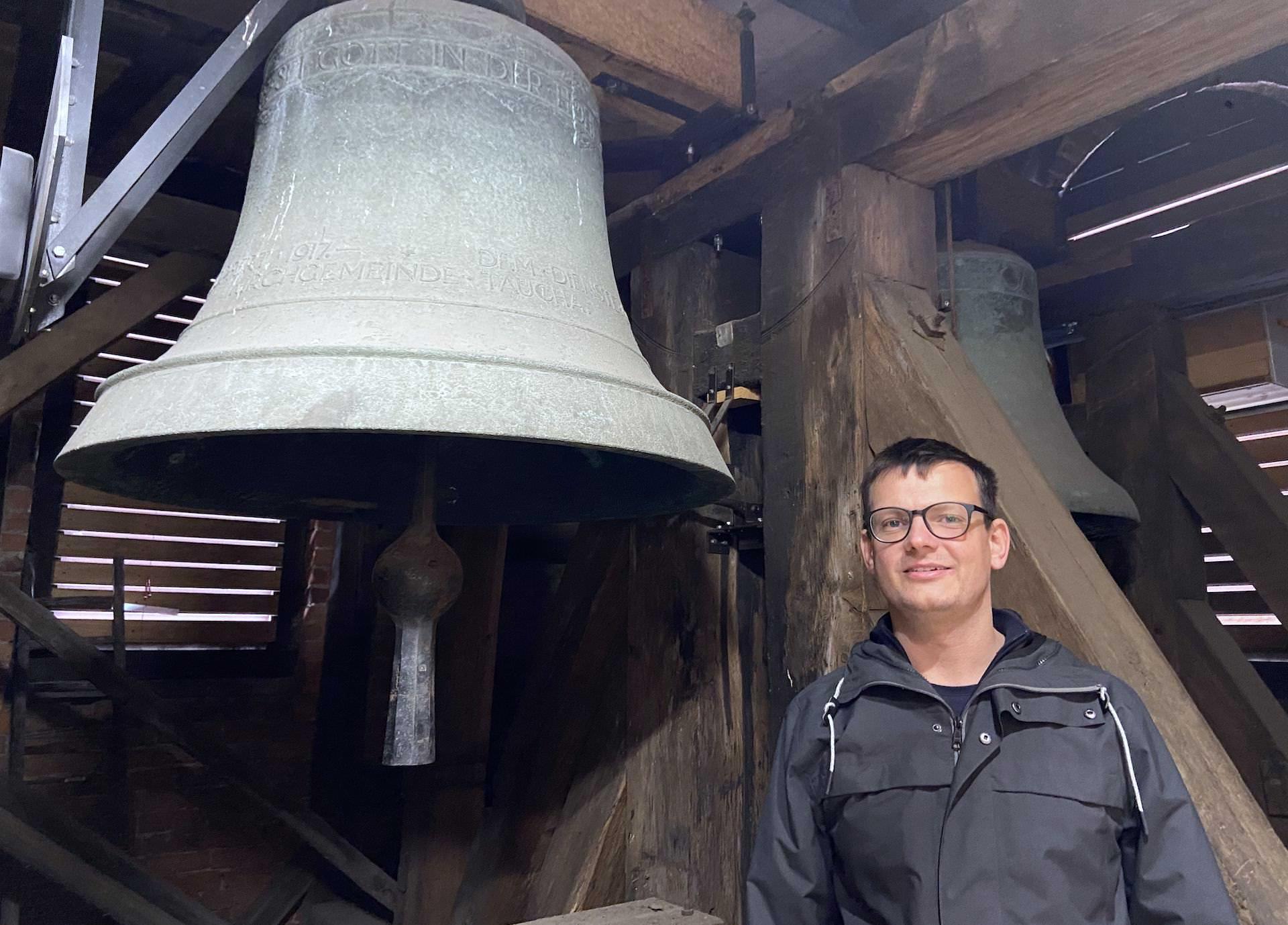 Pfarrer Nico Piehler an der Haupt-Glocke der Kirche St. Moritz in Taucha. (Foto: taucha-kompakt.de)