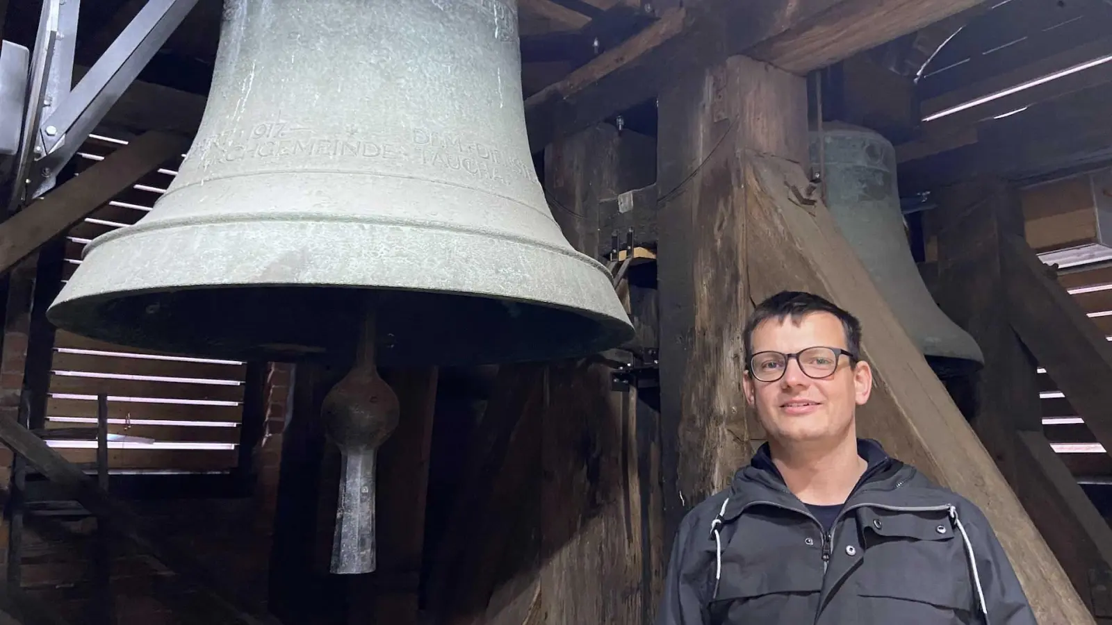 Pfarrer Nico Piehler an der Haupt-Glocke der Kirche St. Moritz in Taucha. (Foto: taucha-kompakt.de)