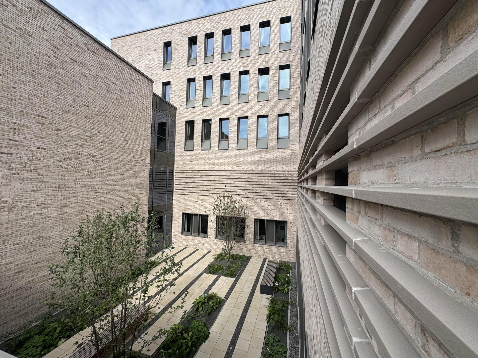 Teil des Neubaus ist auch ein moderner Innenhof. Das „Band” aus Mauersteinen auf der rechten Seite zieht sich um das gesamte Gebäude. (Foto: Daniel Große)