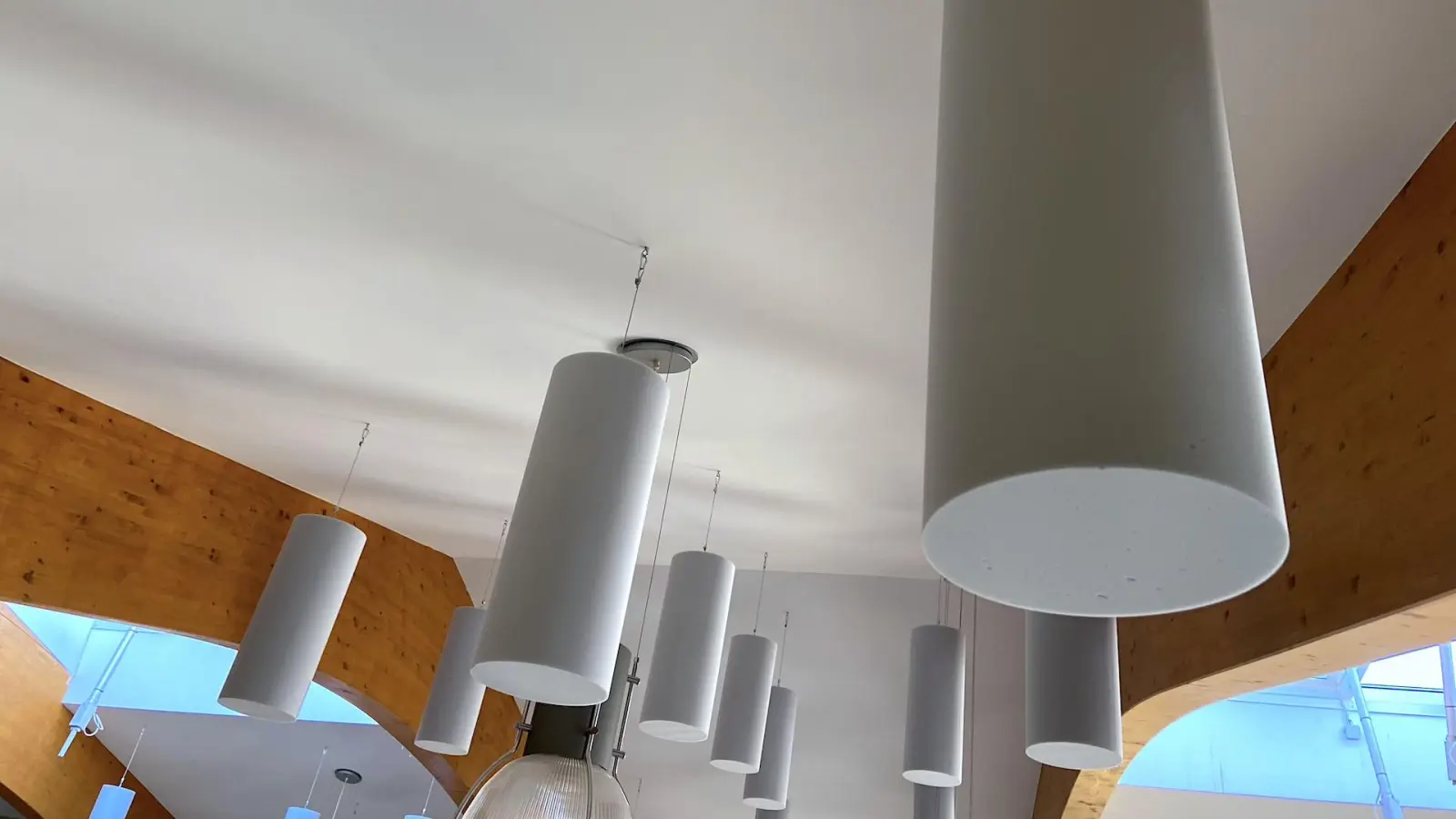 Schallabsorbierende Kreise und Zylinder sorgen in der Grundschule am Park nun für bessere Atmosphäre. (Foto: taucha-kompakt.de)