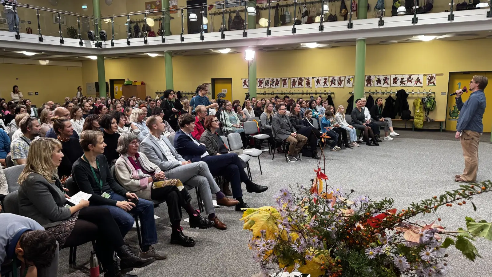 Simeon Borszik, Regionalkoordinator bei Schule im Aufbruch, leitete durch den Abend. (Foto: Daniel Große)