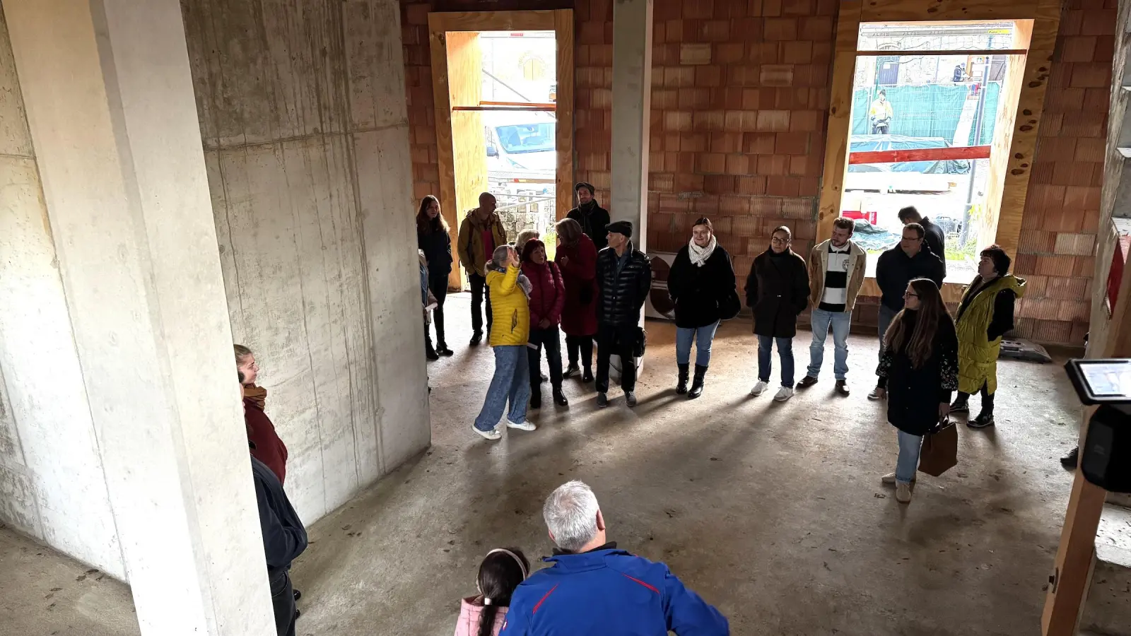 Birgit Plewe (gelbe Jacke) vom Fachbereich Bauwesen im Rathaus führte die Gäste durch die künftige Bibliothek. (Foto: Daniel Große)
