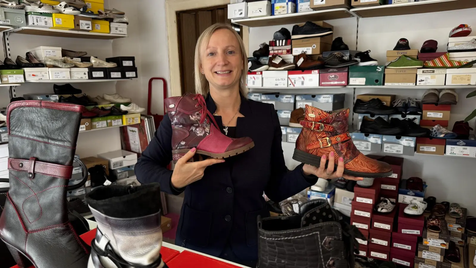Cindy Boeckler gibt das Schuhhaus zum Jahresende auf. Der Blumenverkauf bleibt aber. (Foto: Daniel Große)