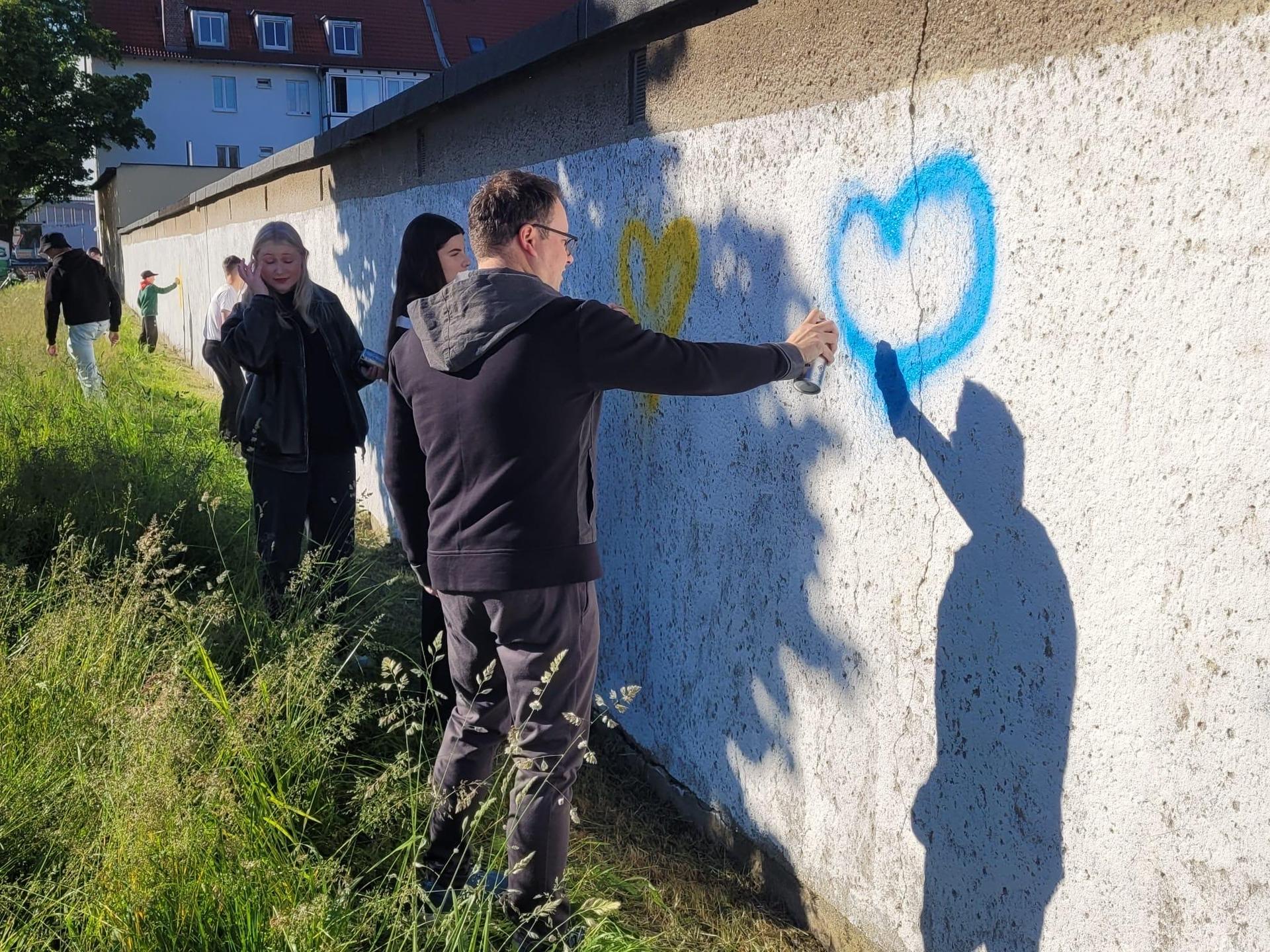 Bürgermeister Tobias Meier gehörte zu den ersten, der sich an der neuen Graffiti-Wand probieren durfte. (Foto: Jugendparlament Taucha)