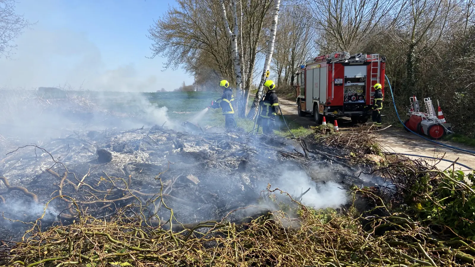 Grünschnitt brennt in Sehlis - Feuerwehr löscht (Foto: taucha-kompakt.de)