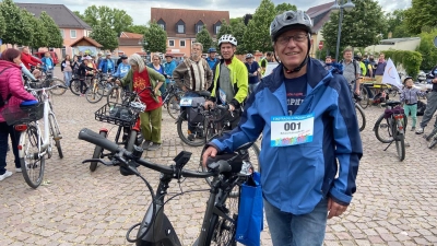 Nummer 1 von 167: Auch Eckhardt Weiske aus Althen, beteiligte sich an Sachsens längster Fahrradkette. (Foto: taucha-kompakt.de)