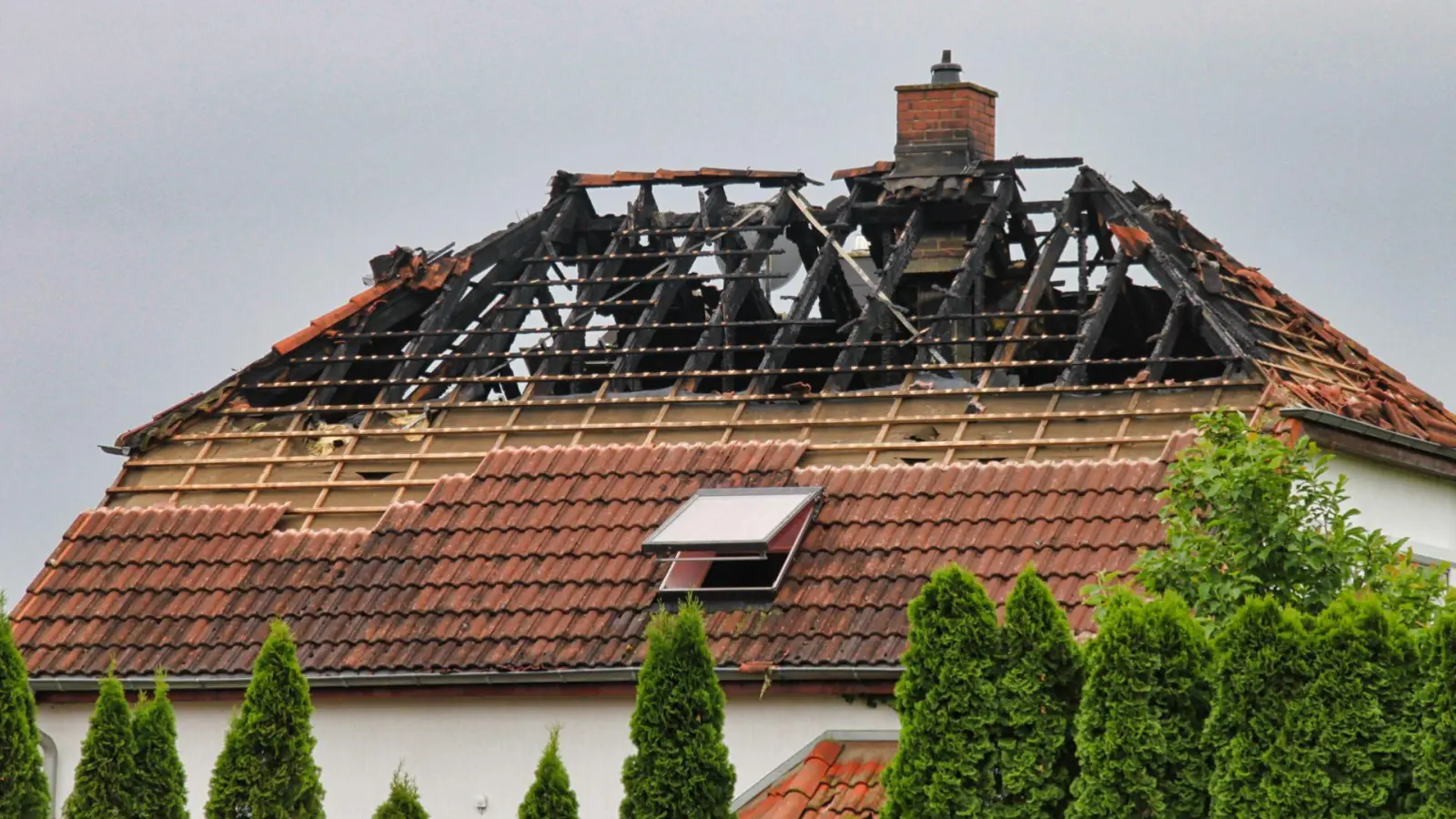 Dachstuhlbrand in Pönitz: Haus unbewohnbar (Foto: taucha-kompakt.de)