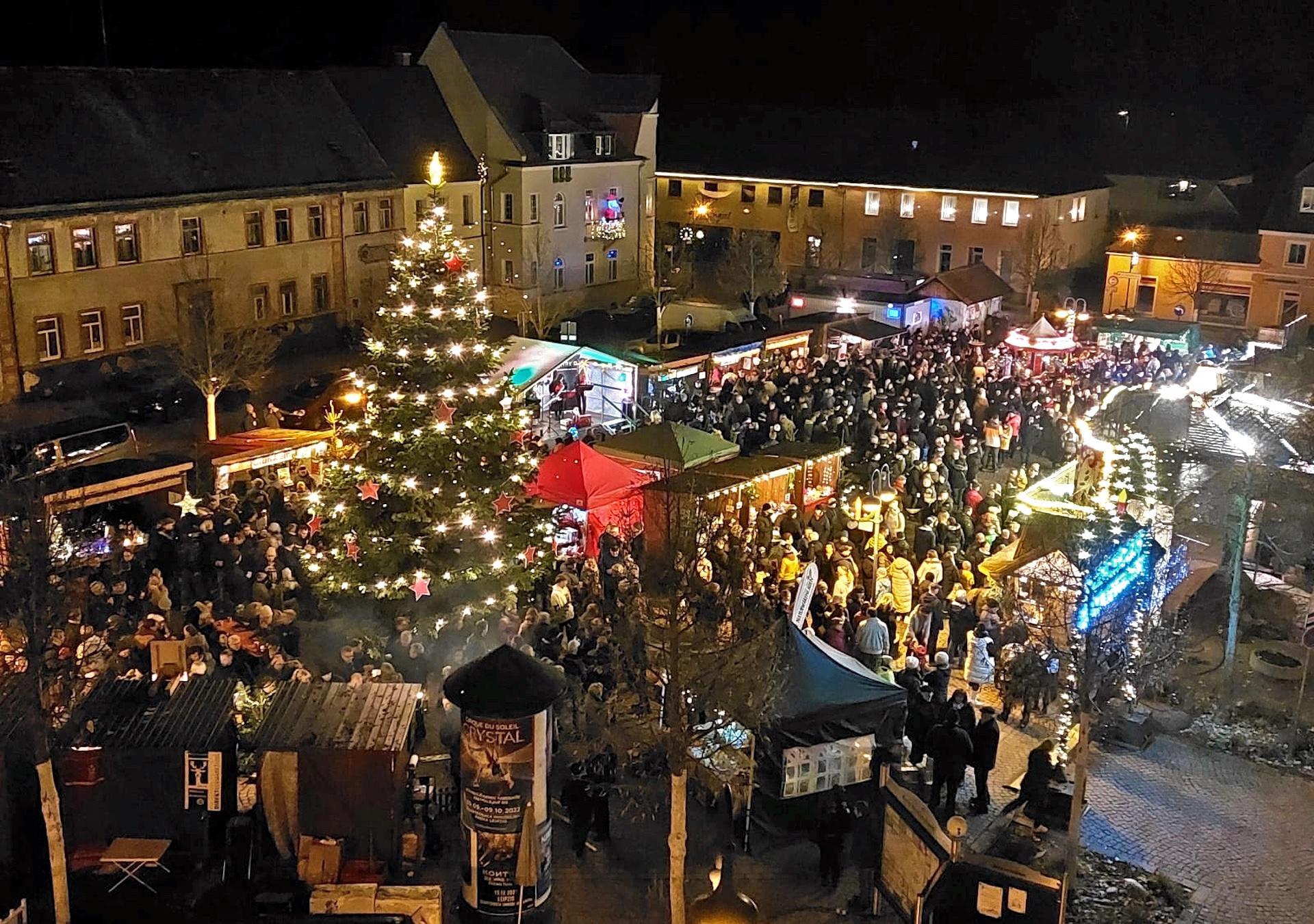 Der städtische Weihnachtsmarkt lockt auf den Marktplatz. (Foto: Frank Buchholz)