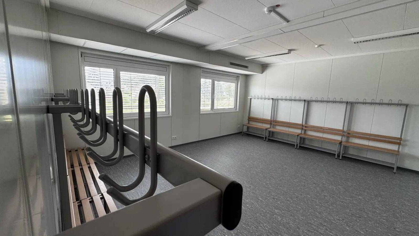 Noch leer, bald schon rege genutzt:die Garderoben in der Parthelandschule. (Foto: Daniel Große)