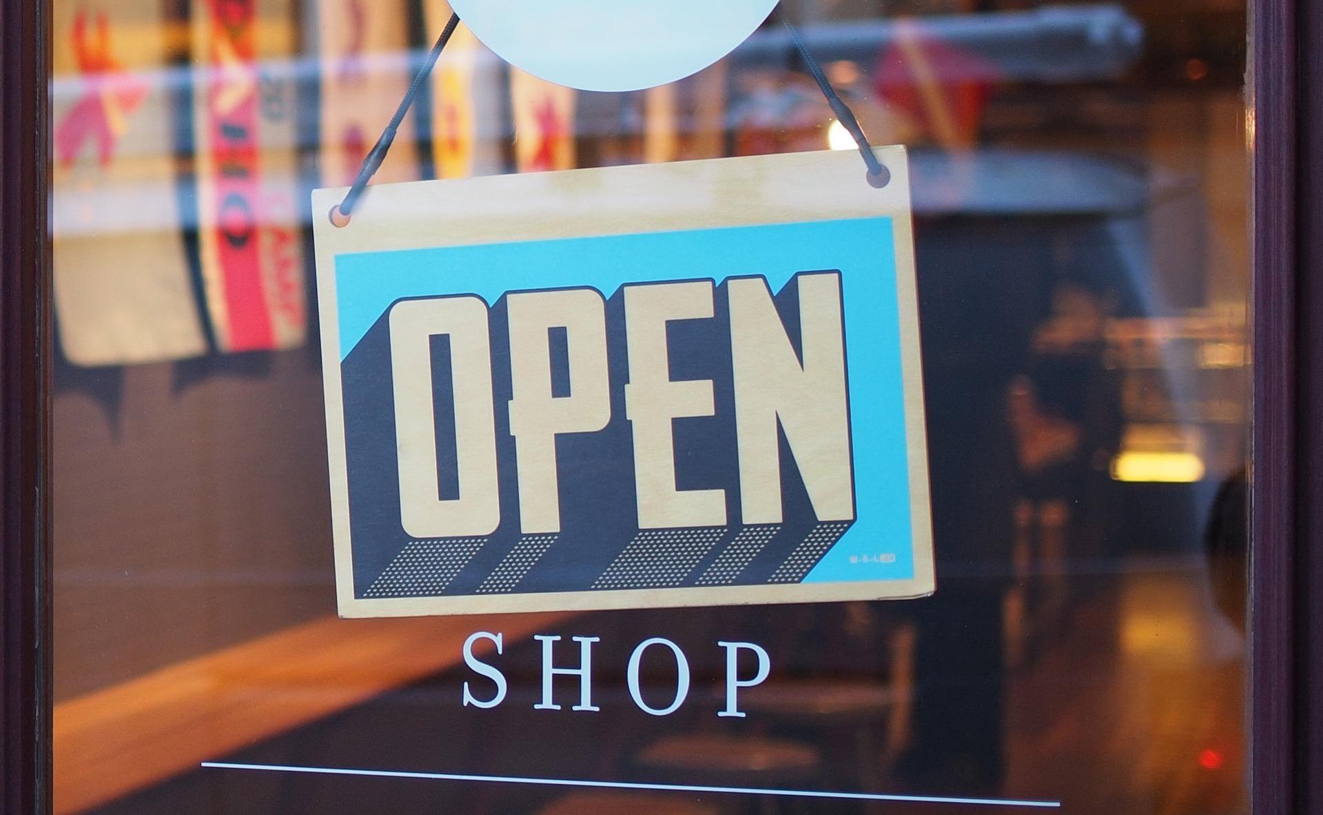 Die wenigen verbliebenen Geschäfte in Tauchas Innenstadt und auch weitere Geschäfte in der Stadt dürfen an vier Sonntagen öffnen. (Symbolbild: Pixabay)