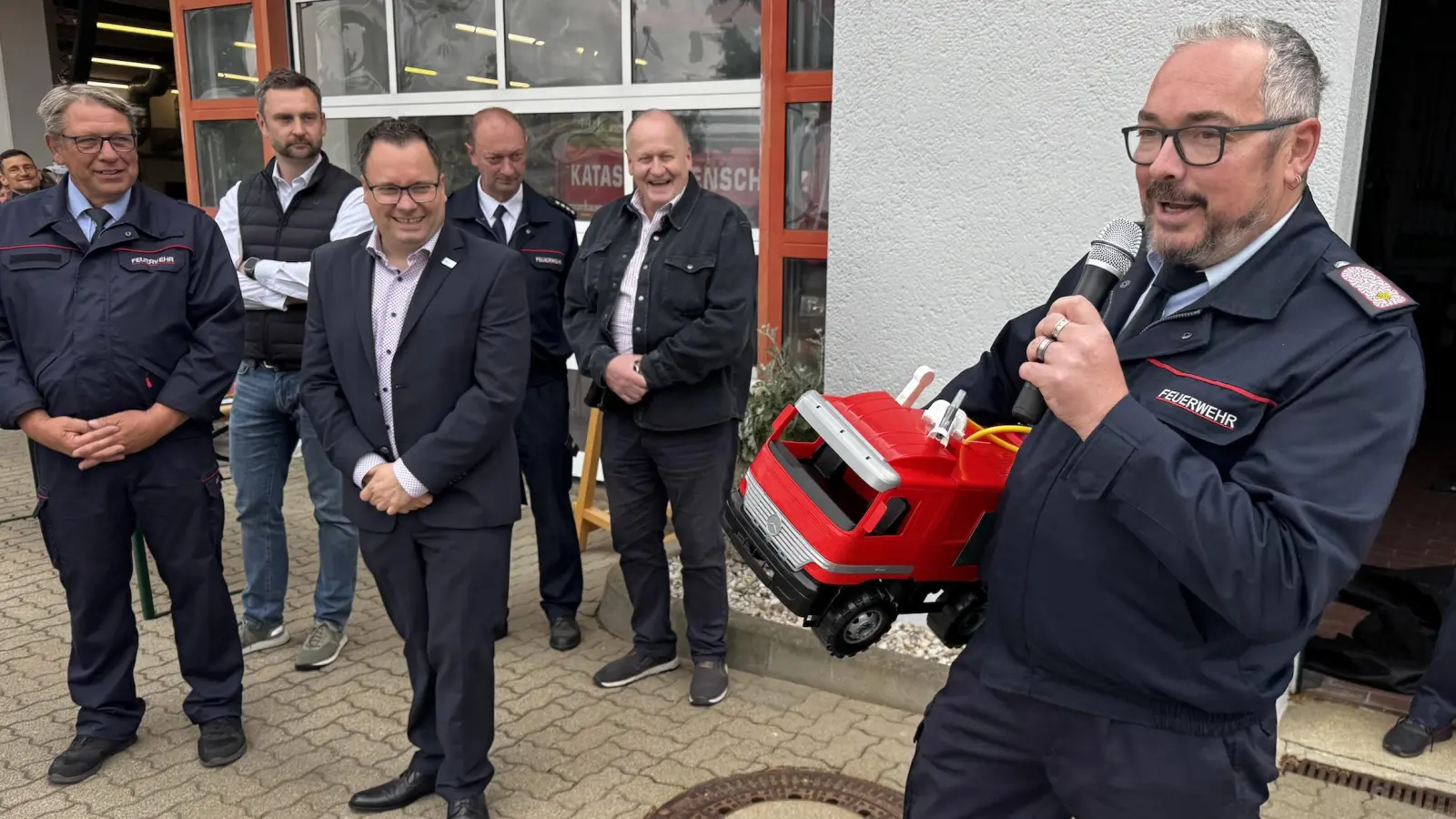 Wehrleiter Cliff Winkler mit dem vermeintlichen neuen Fahrzeug. (Foto: Daniel Große)