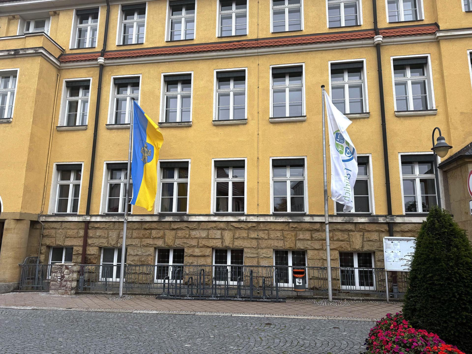 Derzeit wehen am Tauchaer Rathaus die Taucha-Flagge sowie die Flagge mit dem Sonderlogo „Natürlich Taucha”. Die AfD-Fraktion hätte gern dauerhaft die Deutschland-Fahne am Rathaus - und will die Regenbogenfahne verdrängen. (Foto: Daniel Große)