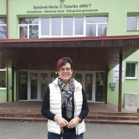 Kathrin Beer vor ihrer neuen Schule in Poprad, Slowakei. (Foto: privat)