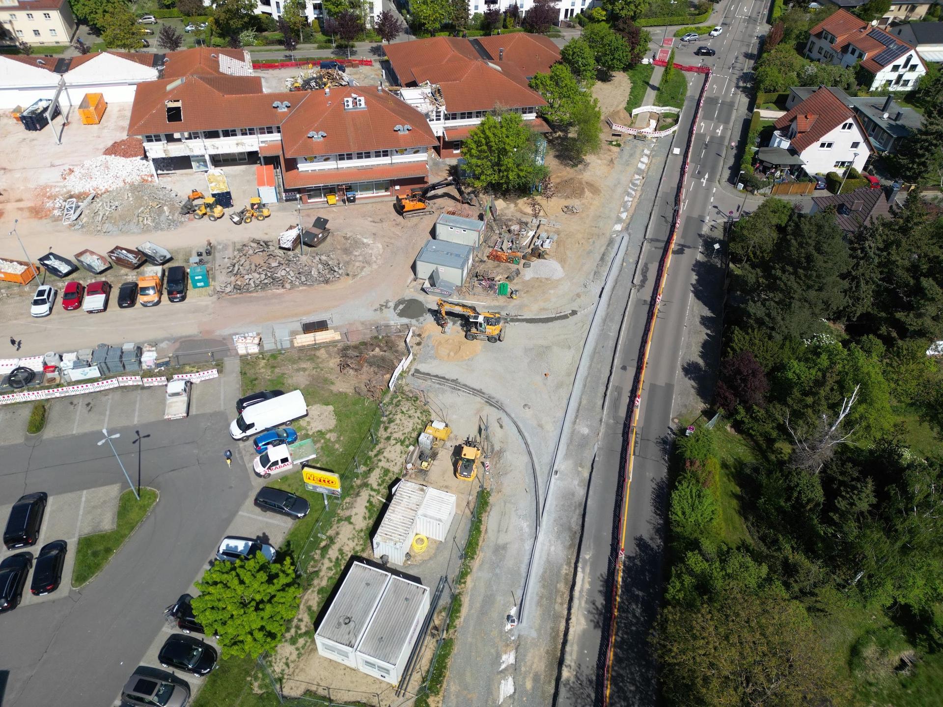 Der künftige REWE-Supermarkt sowie der bestehende NETTO erhalten eine neue gemeinsame Zufahrt von der Sommerfelder Straße aus. (Foto: Daniel Große)