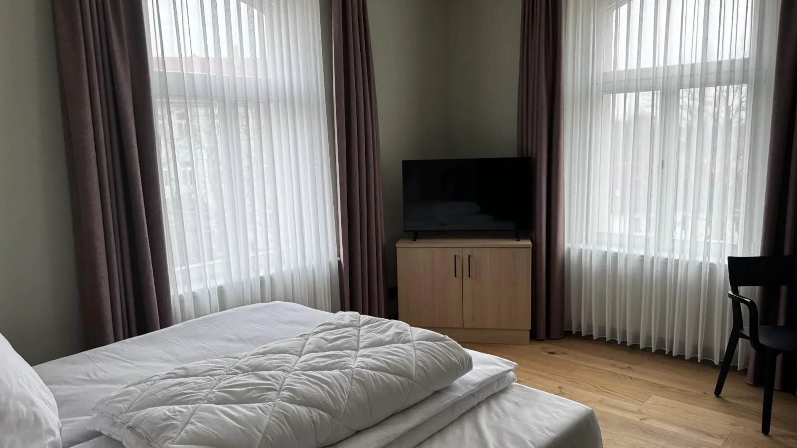 Viel Platz bietet auch dieses Zimmer. (Foto: Daniel Große)