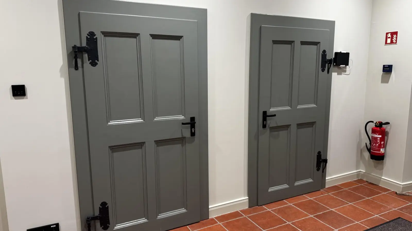 Diese Türen sind nur Attrappe - dahinter befindet sich nichts. Sie wurden aus Denkmalschutzgründen erhalten und eingebaut. (Foto: Daniel Große)