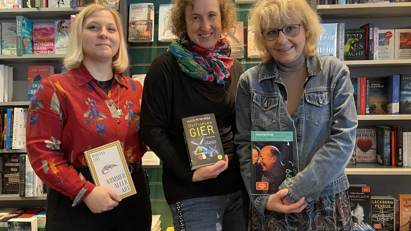 Annemarie Gellert (Mitte) übernimmt von Anke Kauffmann (rechts) die Buchhandlung LeseLaune. Marcia Benecke (links) unterstützt als Angestellte. (Foto: taucha-kompakt.de)