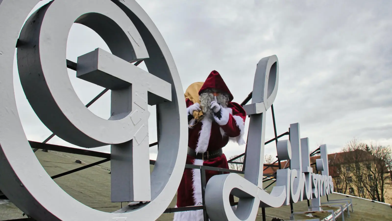 Auf dem Dach des Kinos wurde er bereits gesichtet, der Weihnachtsmann! (Foto: taucha-kompakt.de)