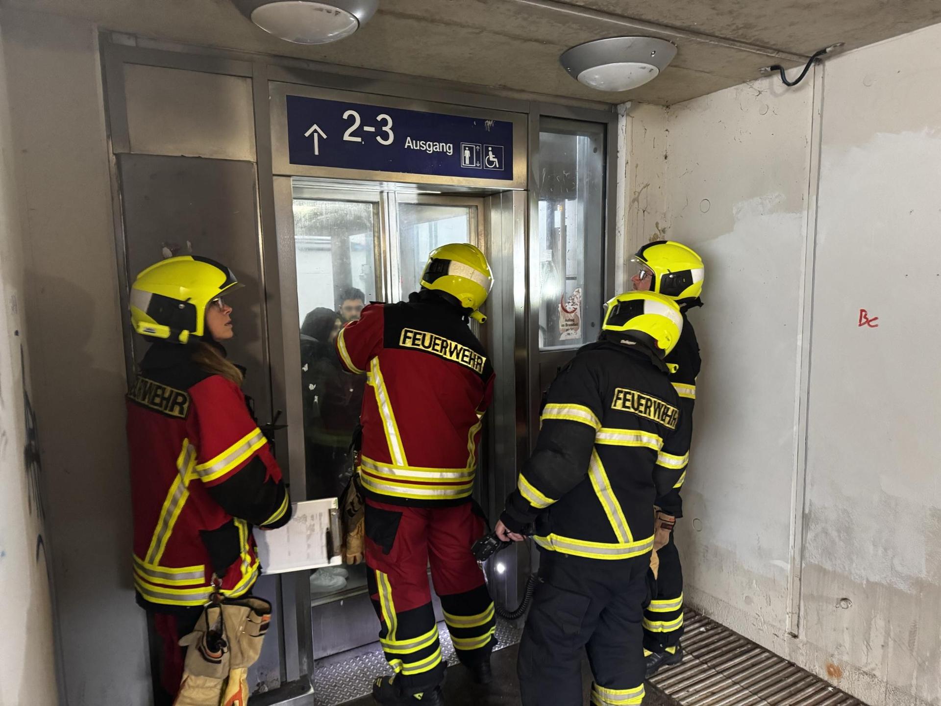 Die Freiwillige Feuerwehr Taucha befreite zwei eingeschlossene Personen aus dem Aufzug. (Foto: Daniel Große)