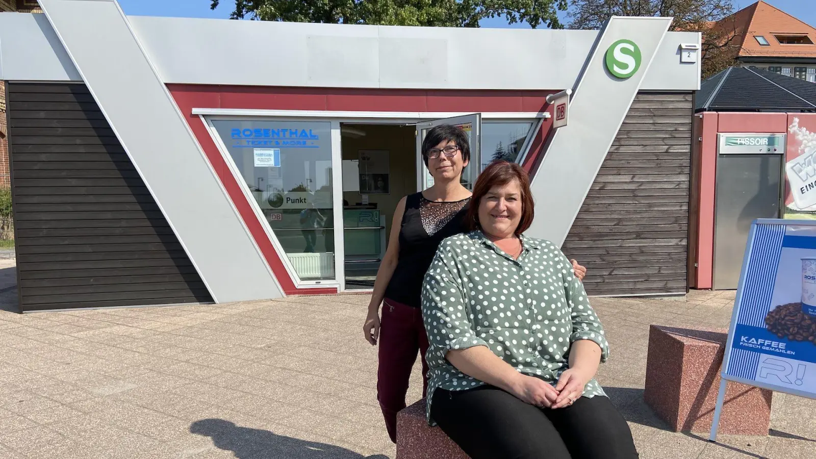 Sabine Bratschke (hinten) und Sabine Haß vom neuen Tauchaer Ticket &amp; More. (Foto: taucha-kompakt.de)