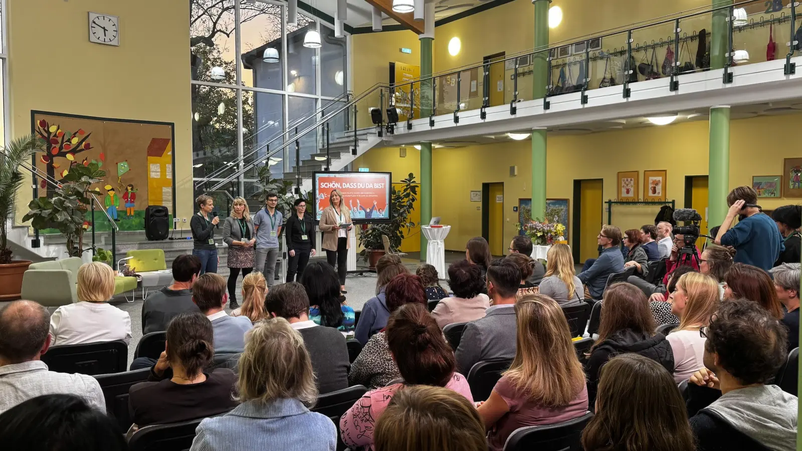 Die Elterninitiative „Taucha bricht auf” stellt sich während der Auftaktveranstaltung den rund 200 Gästen vor. (Foto: Daniel Große)