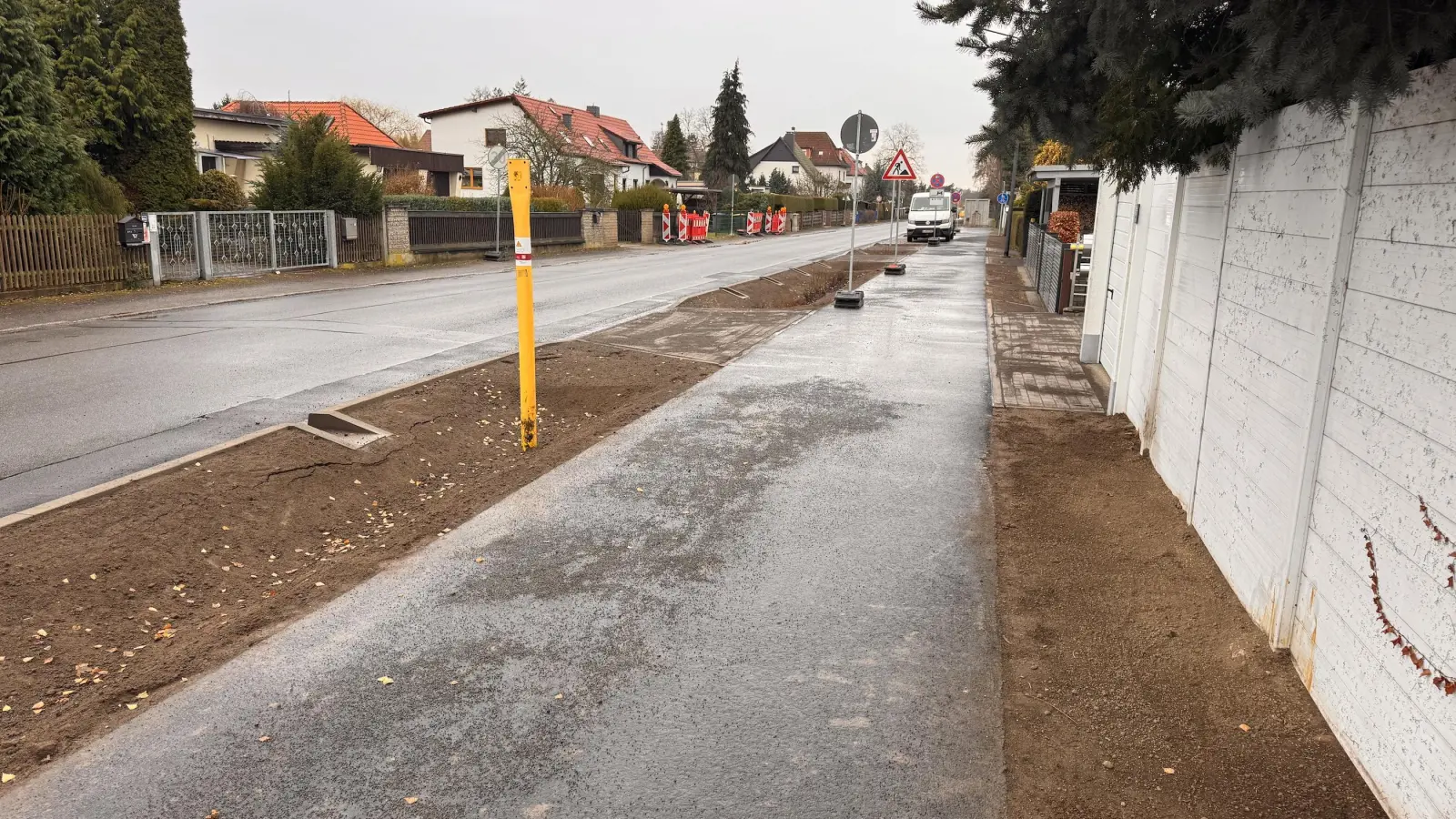 Der neue Geh- und Radweg an der Kriekauer Straße inklusive neuer Versickerungsanlagen ist fertig. (Foto: Daniel Große)