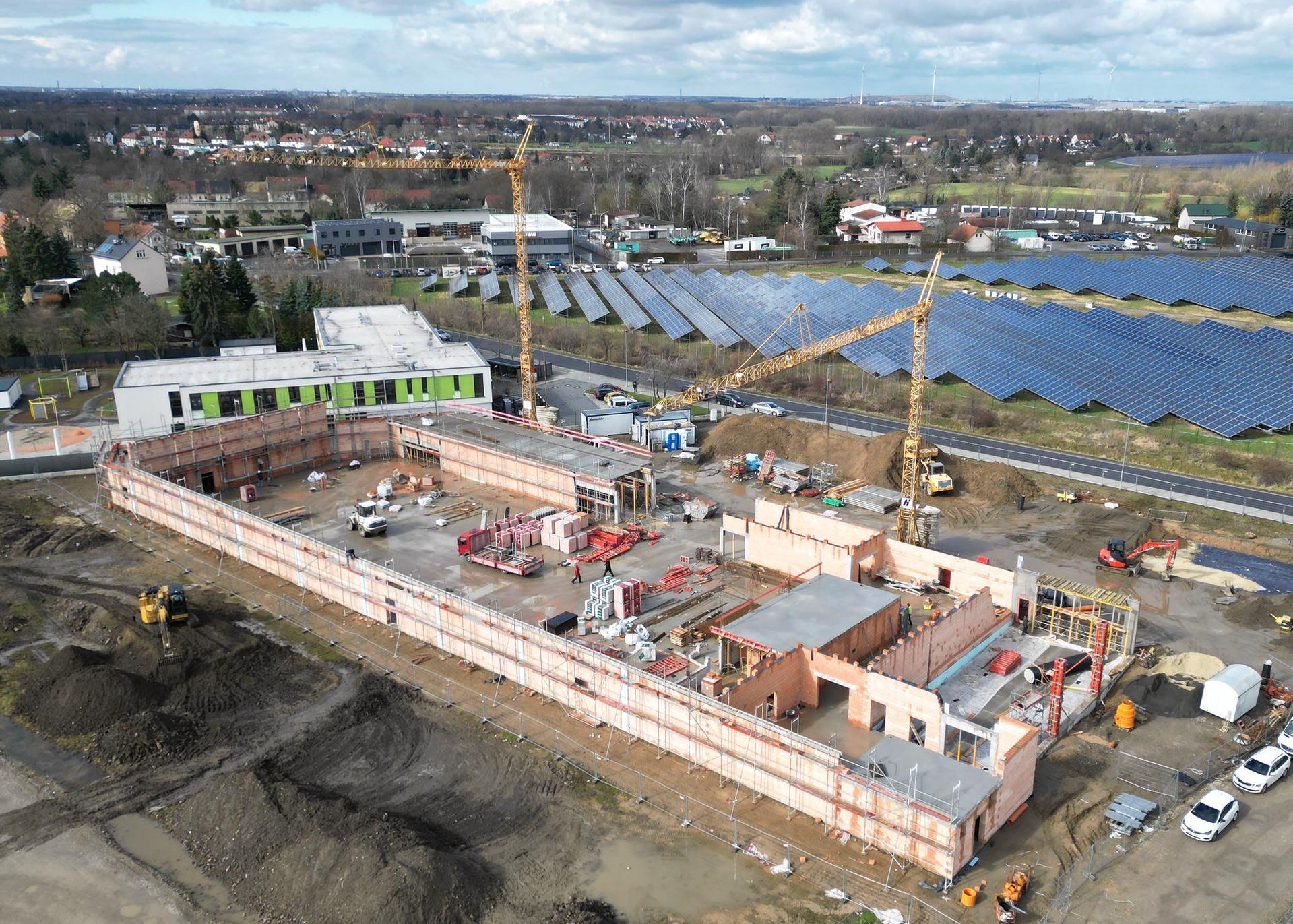 Der EDEKA-Markt entsteht derzeit an der Eilenburger Straße neben der Kindertagesstätte Kükennest. (Foto: taucha-kompakt.de)