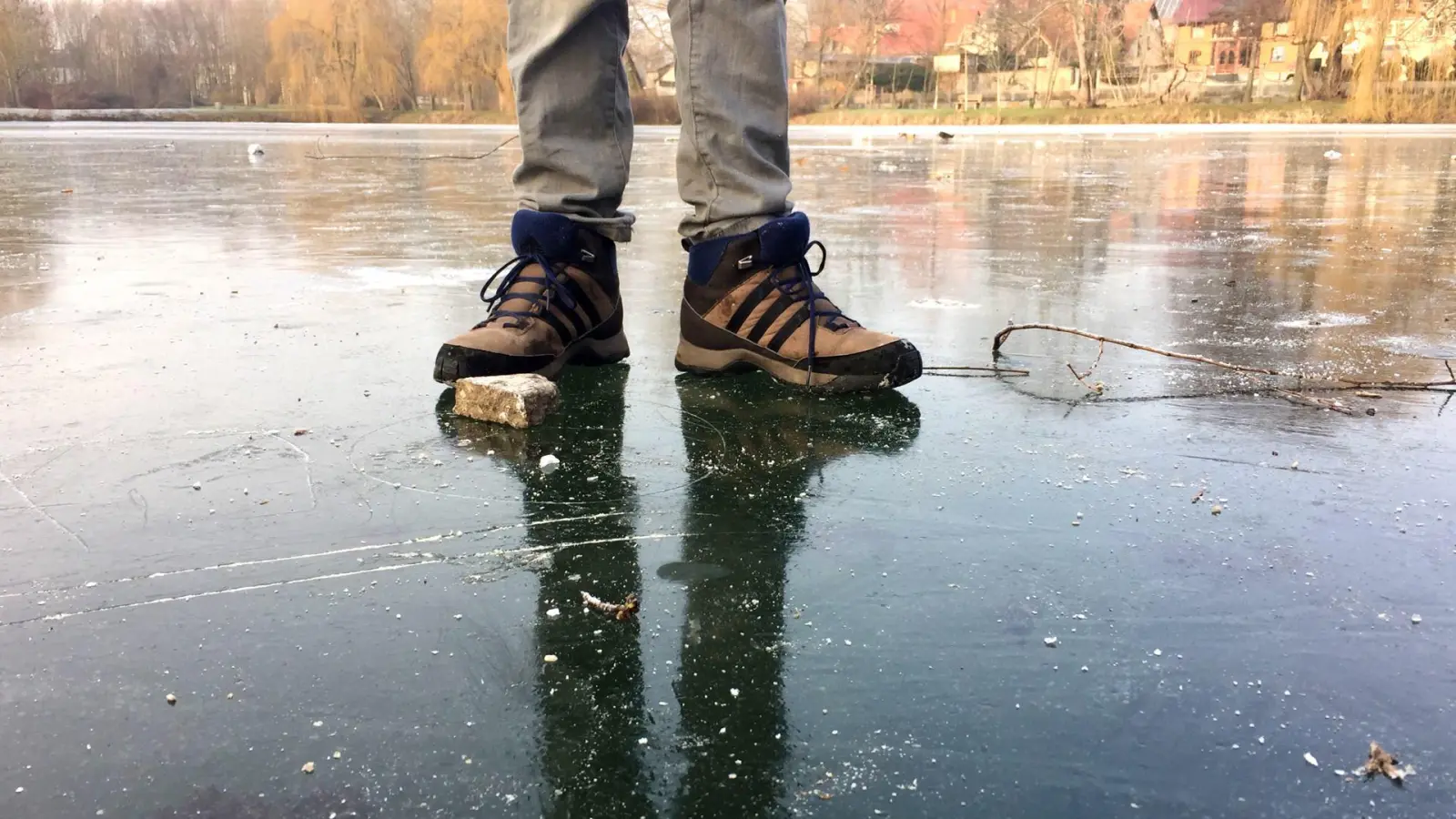 Das könnte schief gehen: Ein Junge steht auf der Eisfläche des großen Schöppenteiches in Taucha. (Foto: taucha-kompakt.de)