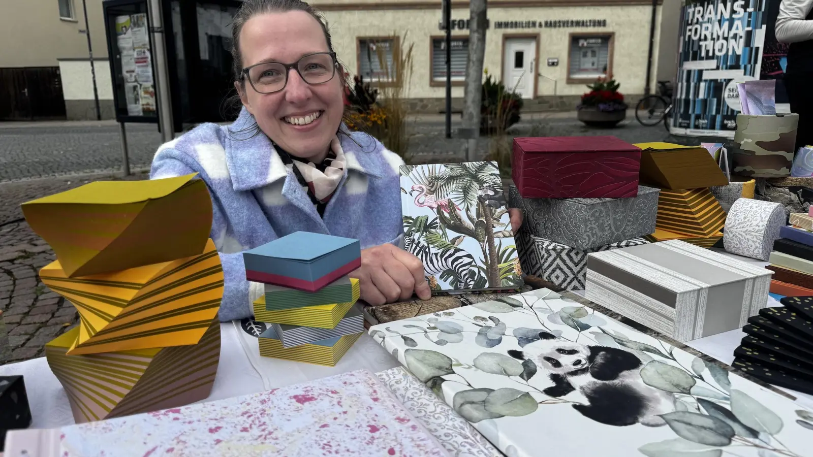 Claudia Schrödter zeigte auf dem Kunstmarkt ihre Kreationen aus Papier und Pappe. (Foto: Daniel Große)
