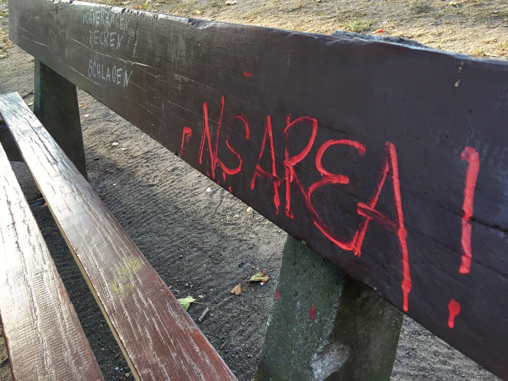 Archivbild September 2018: “NS-Area”, “Zecken kloppen” und andere Sprüche finden sich vor allem auf den Parkbänken und den Bänken vor dem kleinen Schöppenteich. (Foto: taucha-kompakt.de)