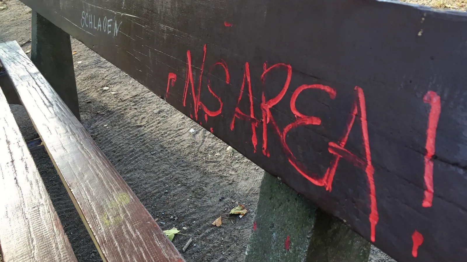 Archivbild September 2018: “NS-Area”, “Zecken kloppen” und andere Sprüche finden sich vor allem auf den Parkbänken und den Bänken vor dem kleinen Schöppenteich. (Foto: taucha-kompakt.de)