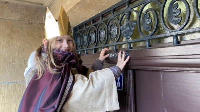 Auch an die Rathaustür wurde der Segen angebracht. (Foto: taucha-kompakt.de)