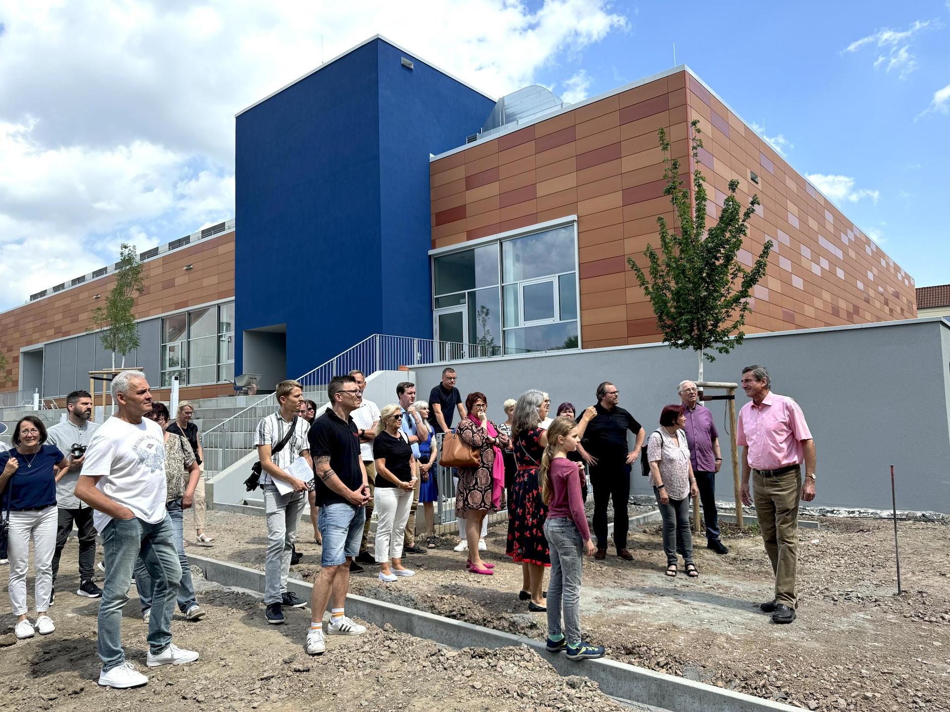 Birgit Plewe erklärt den anwesenden Gästen den Außenbereich der neuen Sporthalle. (Foto: Daniel Große)