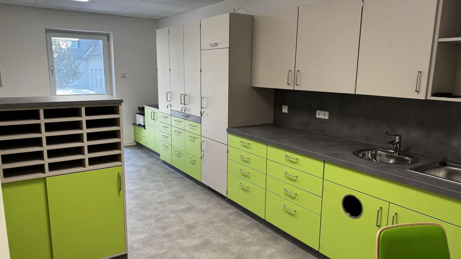 Frische Farben und moderne Funktionsbereiche für die Mitarbeiter (Foto: Daniel Große)