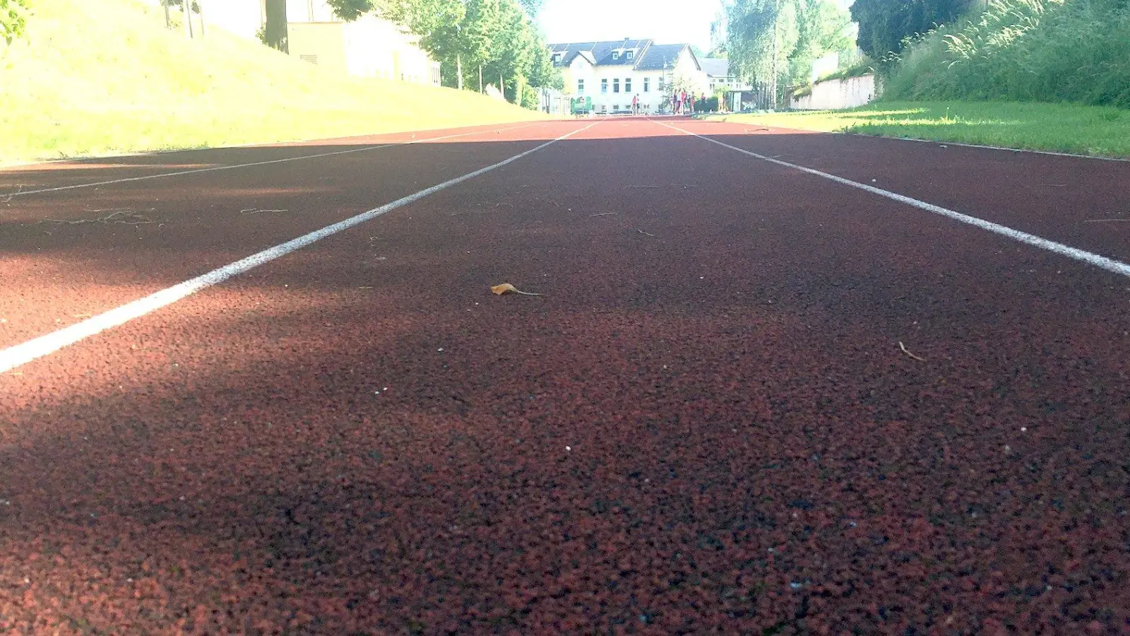 Verwaltungsausschuss: Laufbahn der Mehrzweckhalle und Fußwege werden saniert (Foto: taucha-kompakt.de)