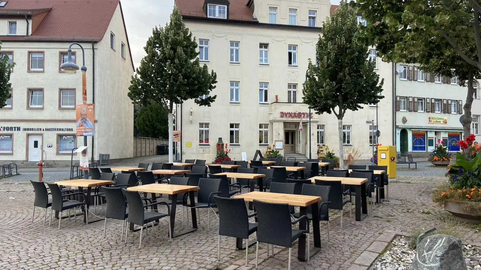 Darum stehen jetzt Tische und Stühle auf dem Markt (Foto: taucha-kompakt.de)