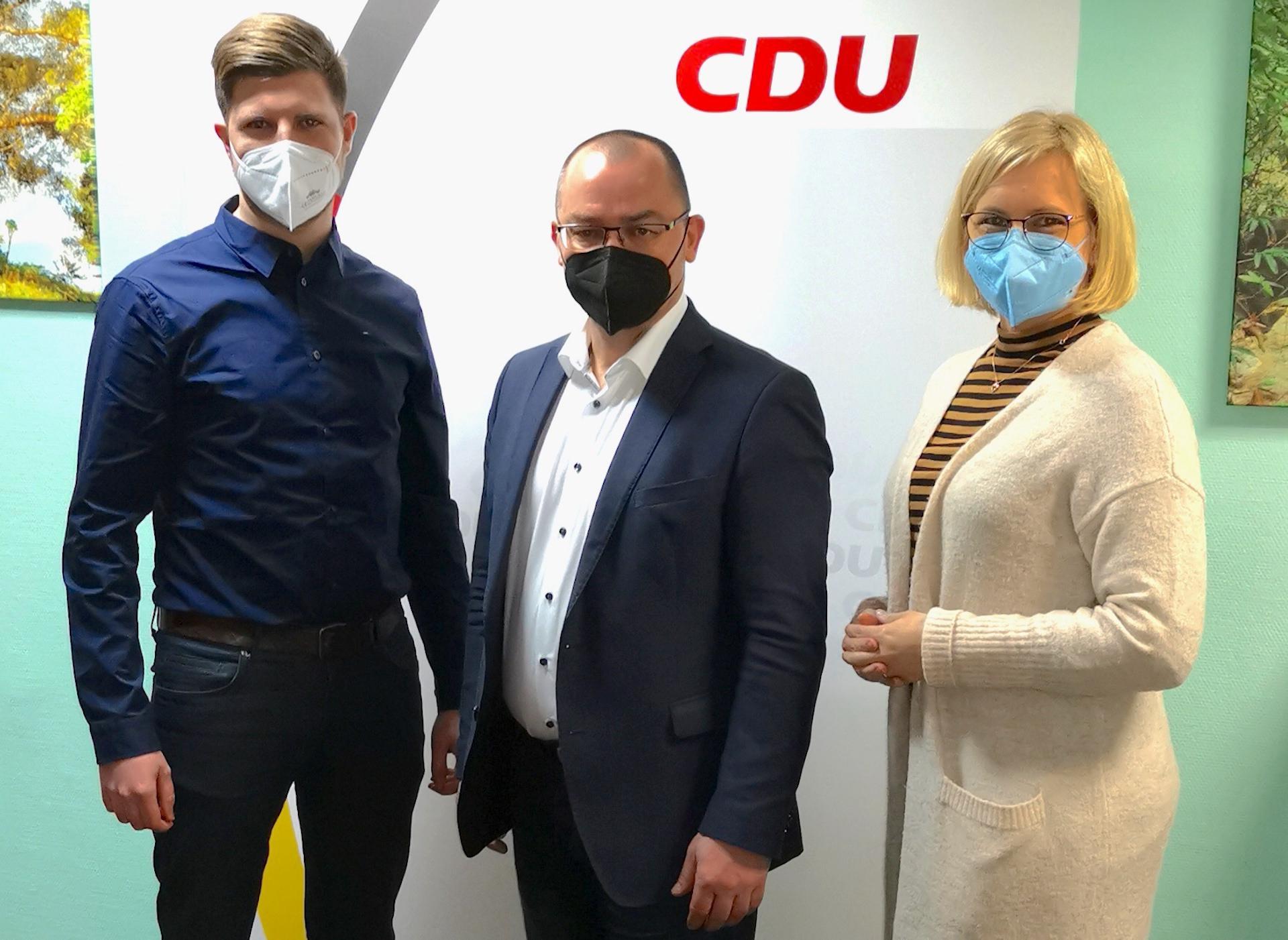 Stadtverbandsvorsitzender Eric Neundorf (links) und Bundestagsabgeordnete Christiane Schenderlein gratulieren Frank Apitz (alle CDU) zur einstimmigen Nominierung im CDU Stadtverband Taucha. Foto: CDU Taucha (Foto: taucha-kompakt.de)