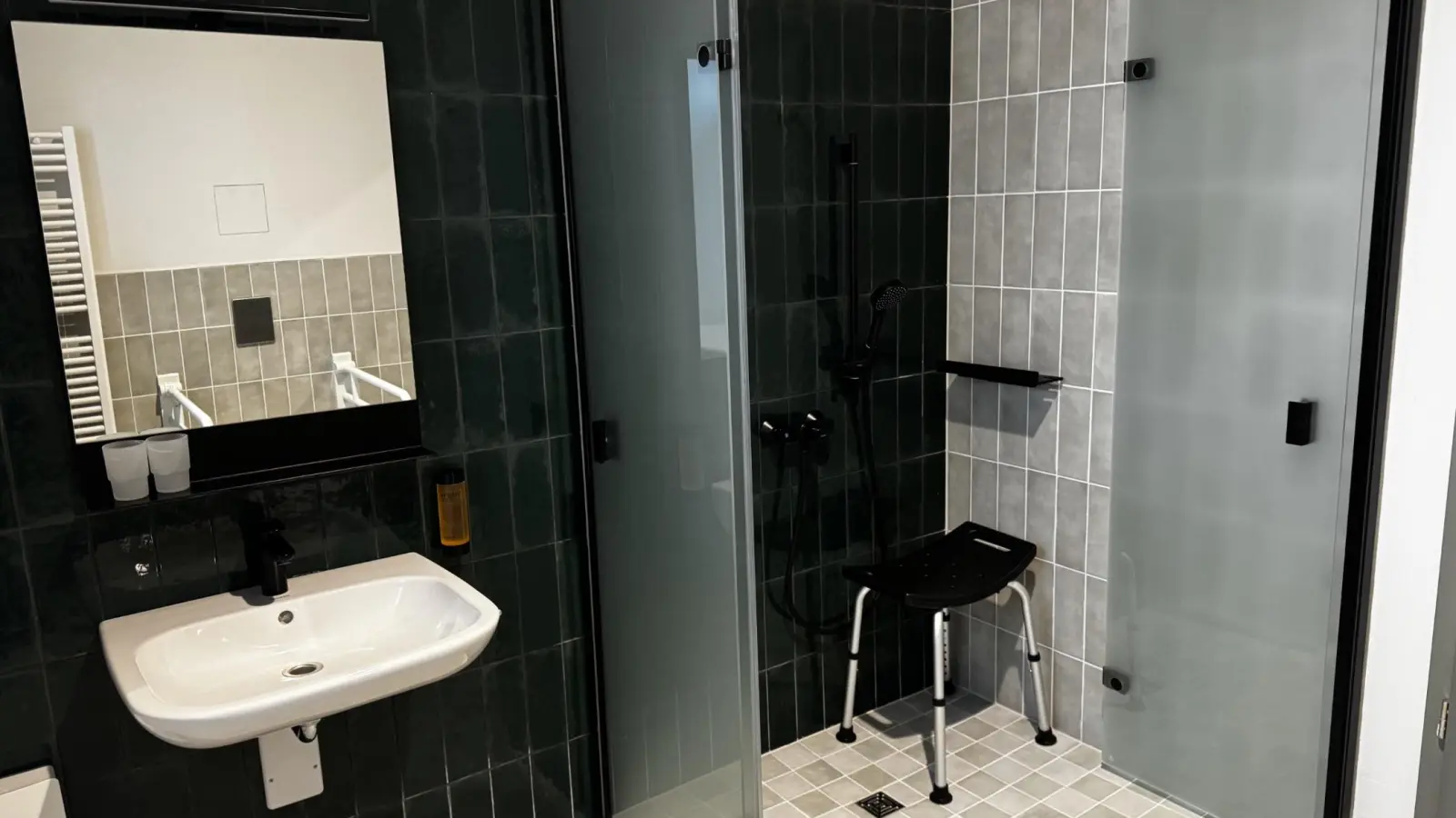 Das Badezimmer des behindertengerechten Zimmers. (Foto: Daniel Große)