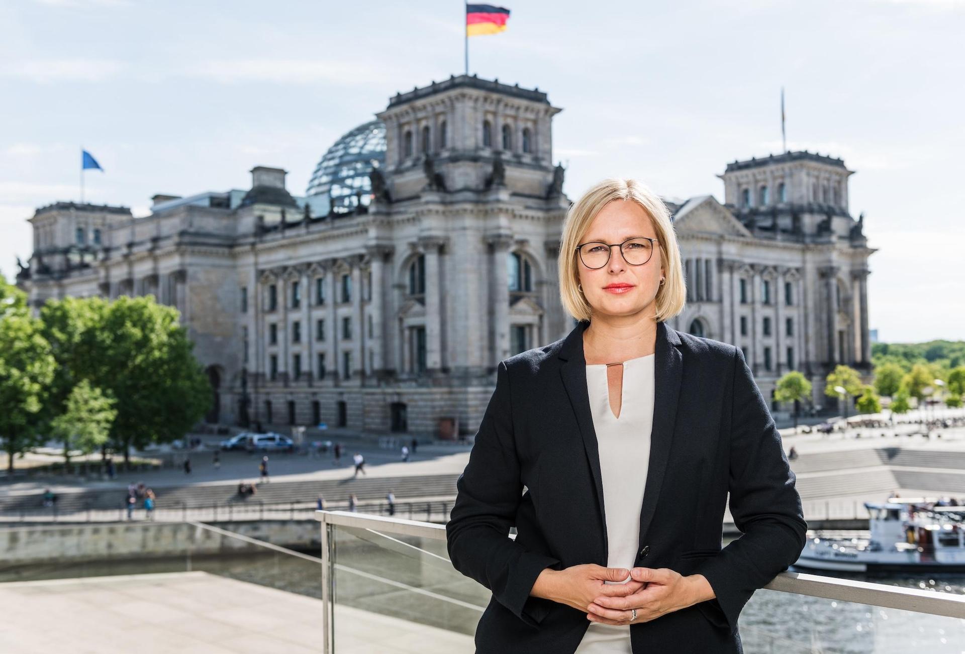Christiane Schenderlein lädt interessierte Bürger in den Bundestag ein. (Foto: Büro Schenderlein)