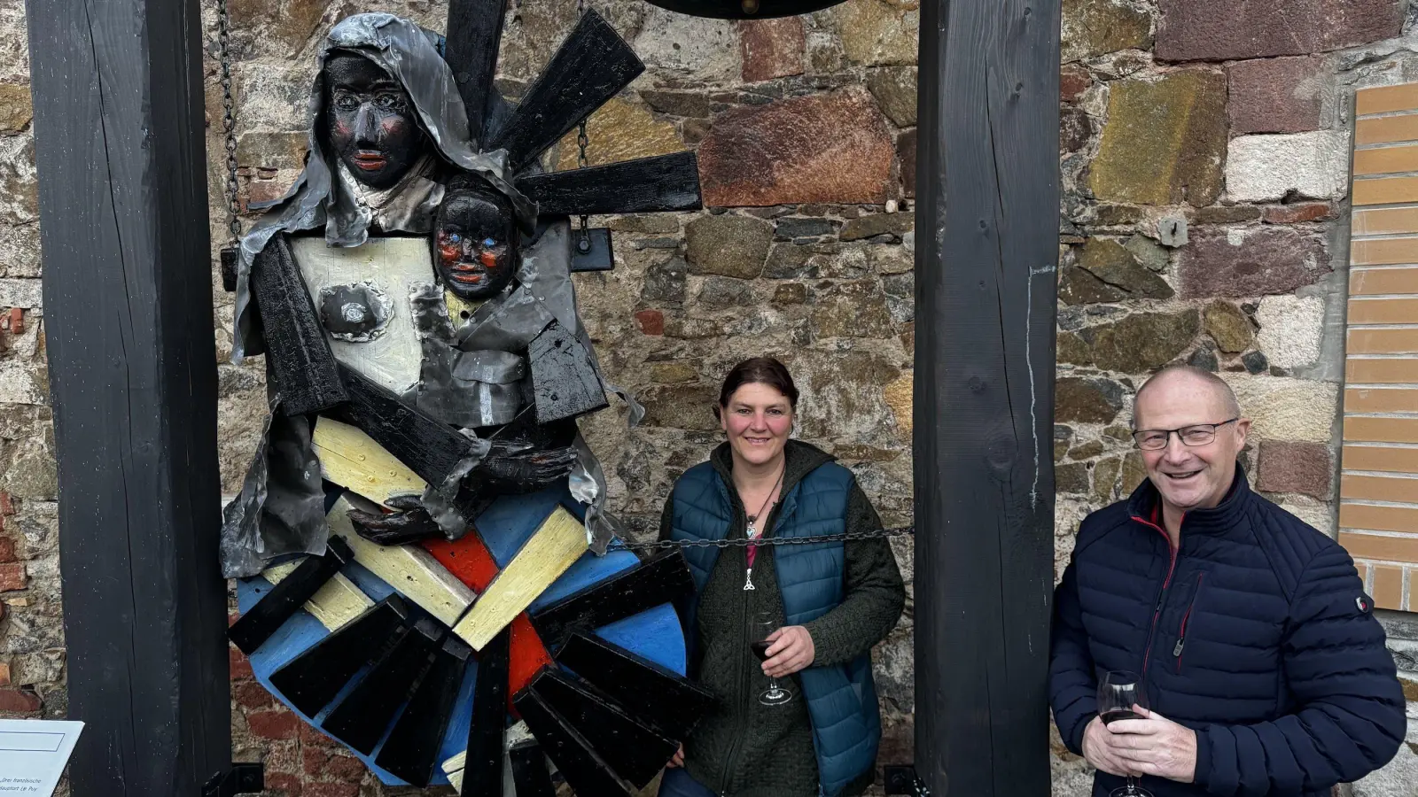 Die „Frau mit Kind” oder „Schwarze Madonna von Künstlerin Judith Ostermeyer-Kohler, hier mit Michael König, Vorsitzender des Freundeskreises Taucha Chadrac Espaly e.V. (Foto: Daniel Große)