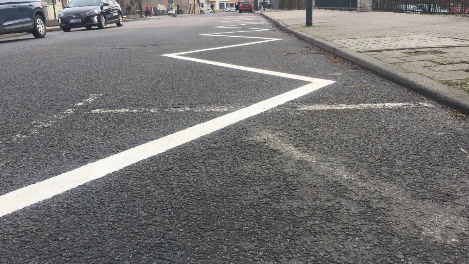 Parkverbot vor Bushaltestelle in Leipziger Straße ausgeweitet (Foto: taucha-kompakt.de)