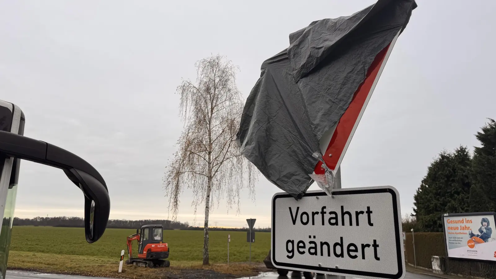 Die Tüten über den Schildern sind inzwischen entfernt - die neue Vorfahrtsregel gilt ab sofort. (Foto: Daniel Große)