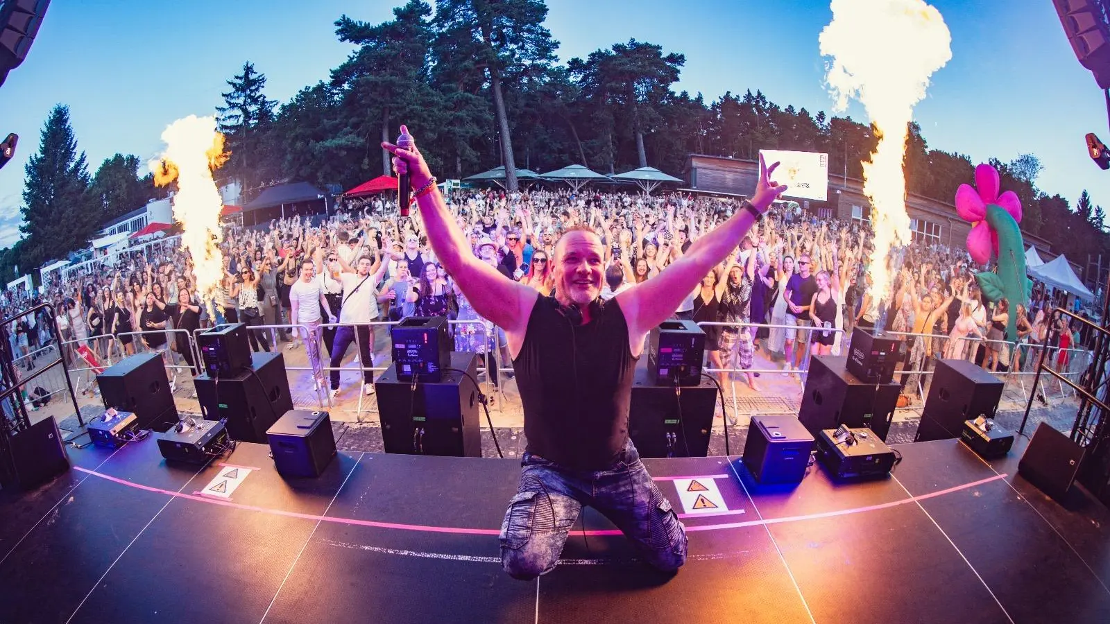 ROCKSTROH in seinem Element: Auf der Bühne vor begeisterten Fans. (Foto: ROCKSTROH)