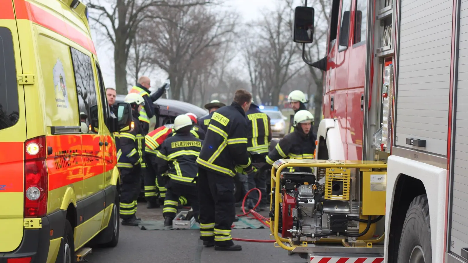 Unfall auf der B87: Feuerwehr befreit eingeklemmte Beifahrerin (Foto: taucha-kompakt.de)